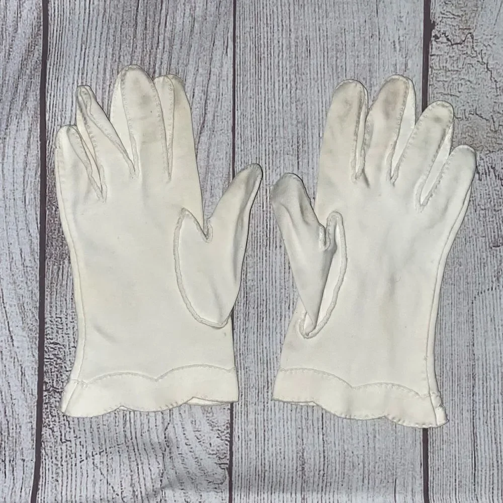 Vintage scallop edge embroidered white gloves  XS/small women